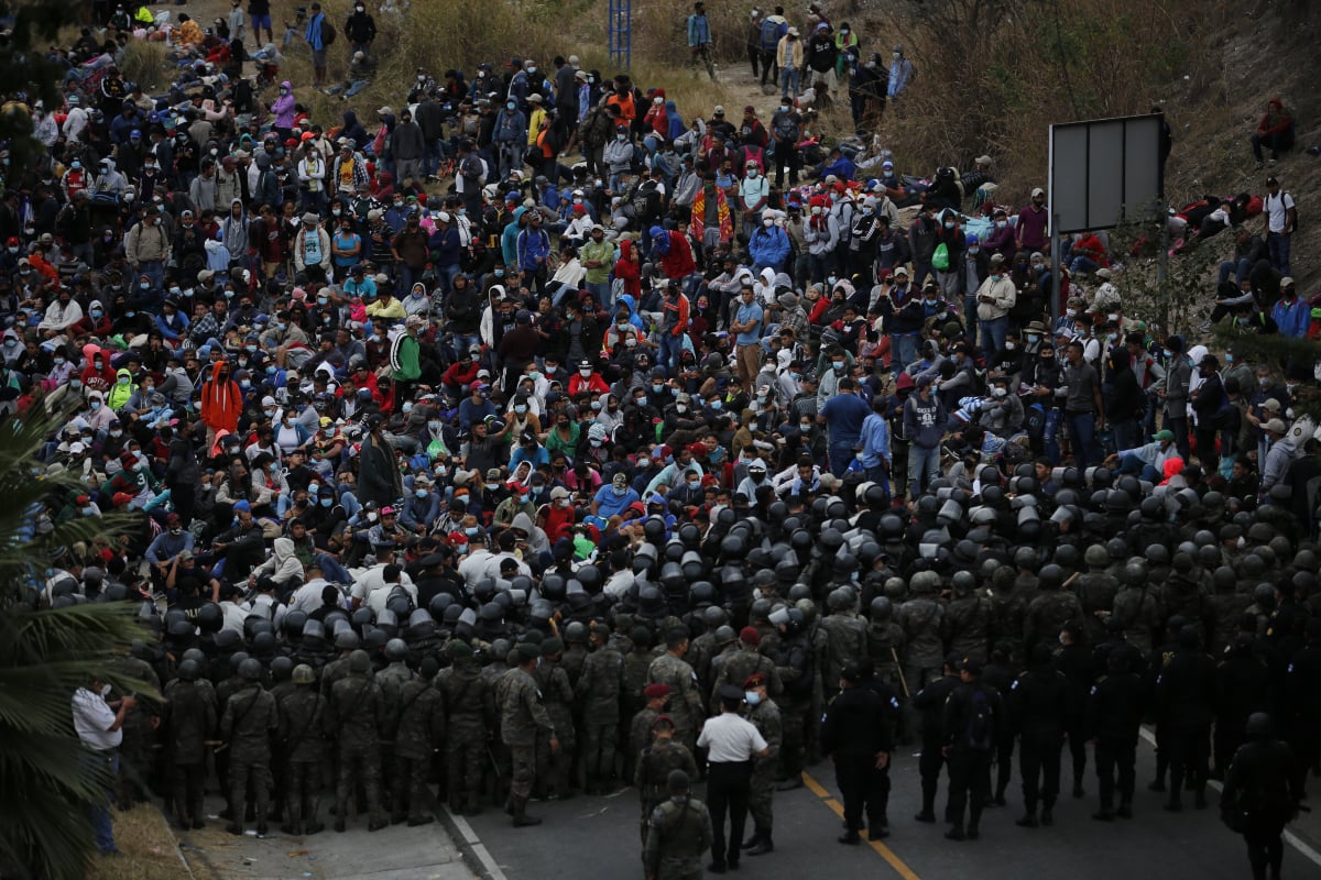 Guatemala reprime con violencia caravana migrante