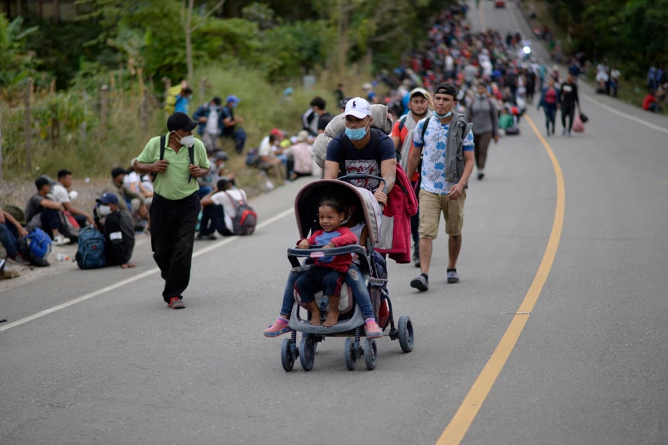 Camioneta embiste a caravana migrante en México