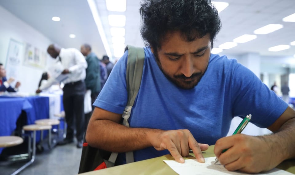 Plan de estímulo de Biden incluye beneficio por desempleo hasta septiembre