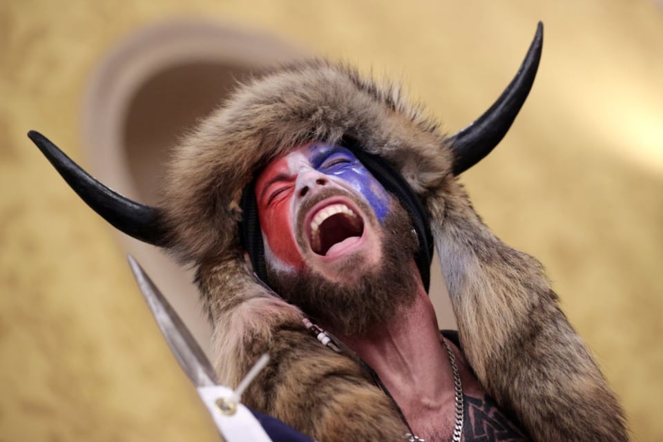 Abogado del ‘Vikingo’ que participó en ataque al Capitolio asegura que Trump es culpable