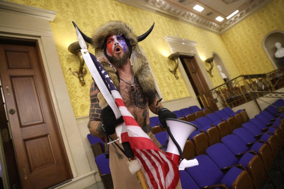Arrestan a Jake Angeli, el manifestante con casco y cuernos en el Capitolio