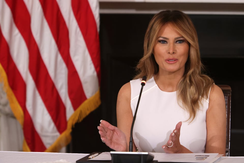 Melania Trump manda mensaje de despedida en video