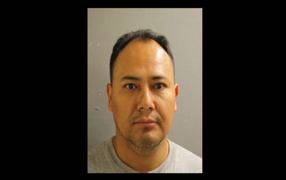 Mauricio Mendoza está fugitivo por un caso de abuso sexual a menores