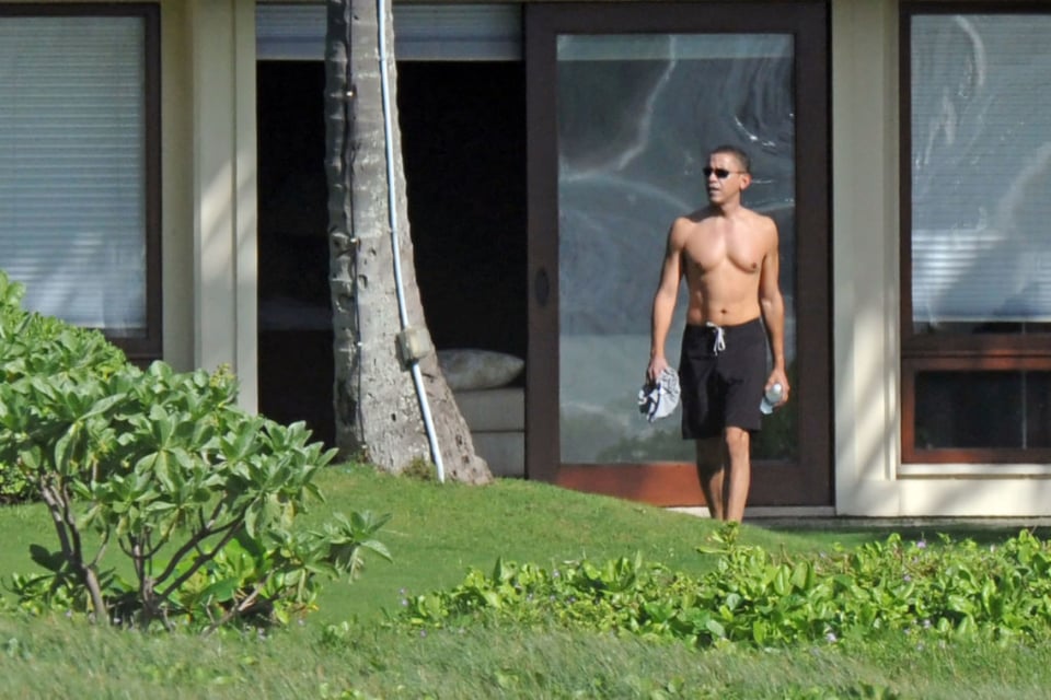 Barack Obama aparece totalmente despreocupado y sin camiseta desde Hawái