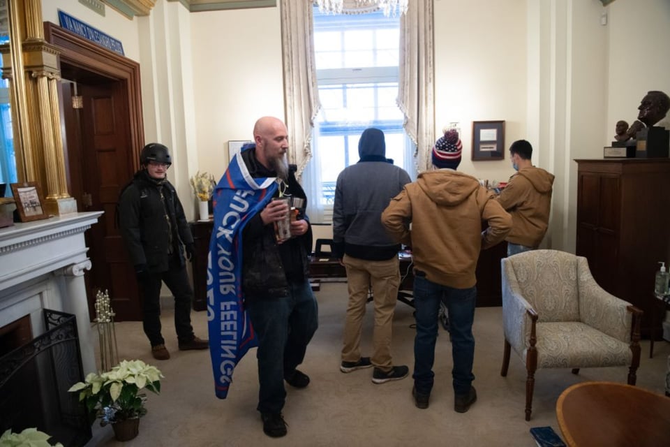 Hombre que publicó foto en Instagram al interior del Capitolio es detenido (FOTO)