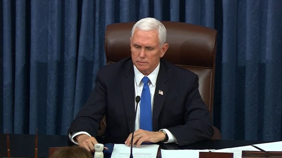 Pence se niega a usar la Enmienda 25 para destituir a Trump
