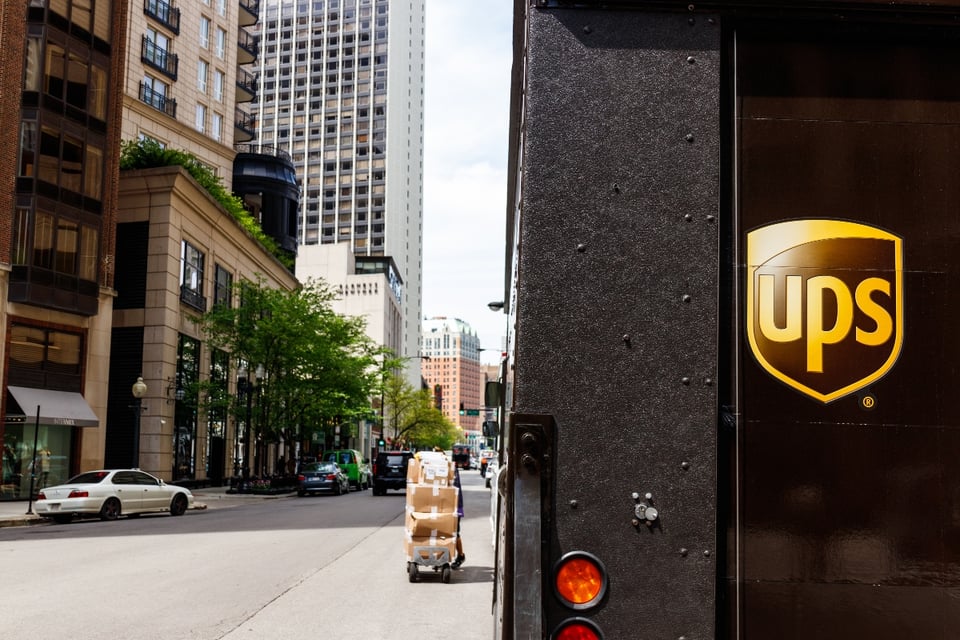 Graban presuntas expresiones racistas de un repartidor de UPS y lo despiden (VIDEO) featured image