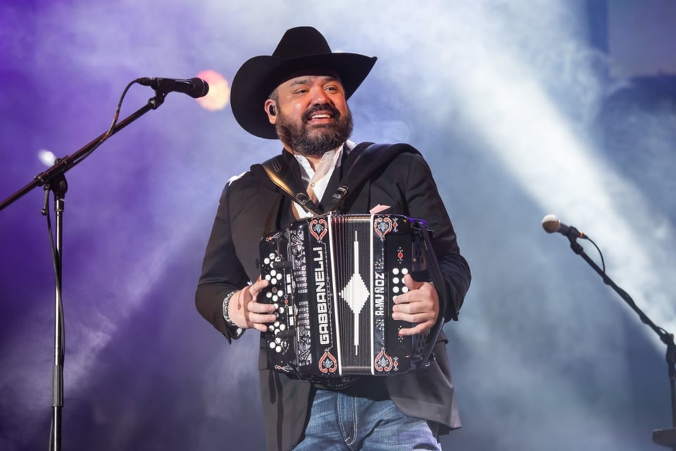 Ricky Muñoz, vocalista de Intocable, usa «palancas» para vacunarse contra el coronavirus