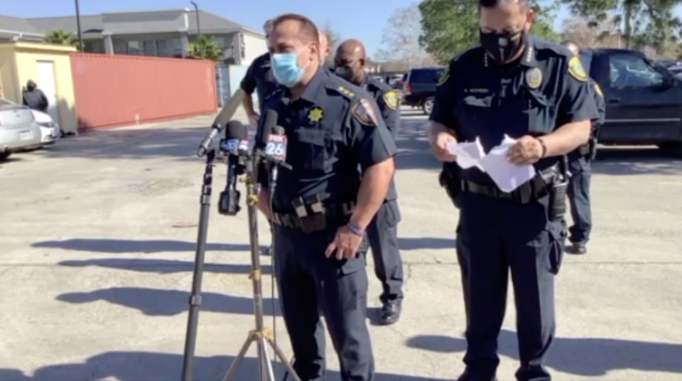 Policías en Houston se enfrentan a balazos con ladrones hispanos; uno termina muerto