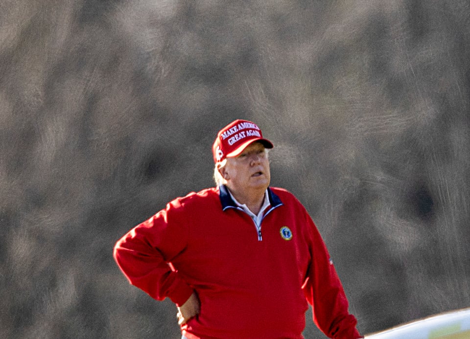 A una semana de haber dejado la Casa Blanca, Trump reaparece jugando golf (VIDEO) featured image