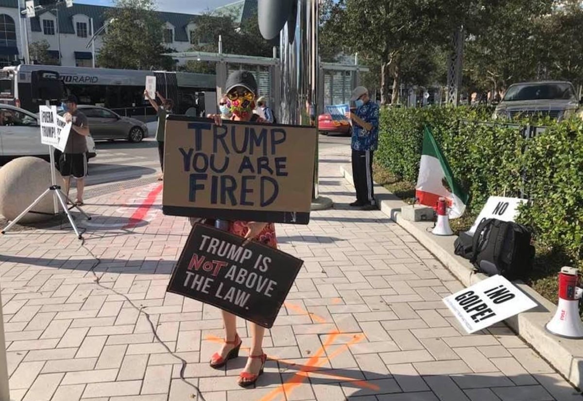 Simpatizantes y opositores a Donald Trump protestan en Texas