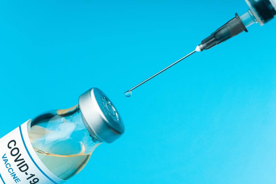 Arrestan a sospechoso de arruinar más de 500 dosis de la vacuna contra coronavirus en Wisconsin