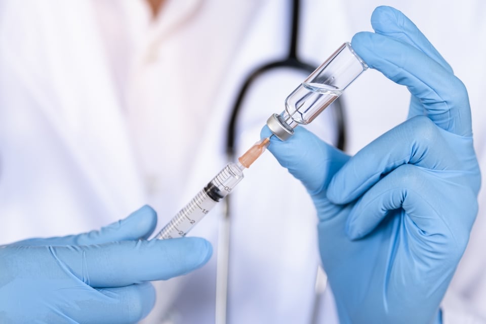 México busca que indocumentados en EEUU reciban vacuna contra coronavirus