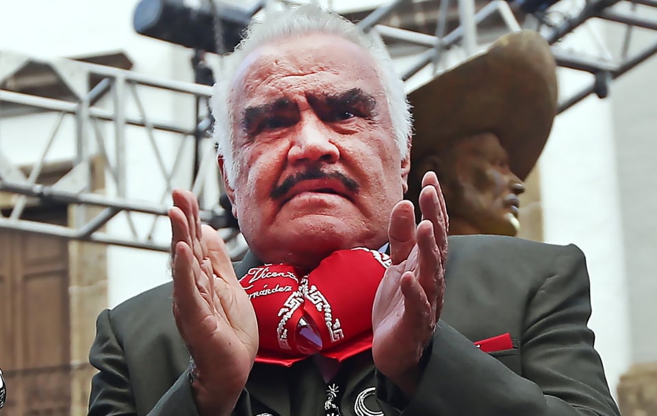 ¡Lo hizo de nuevo! Publican foto en la que Vicente Fernández tocó el pecho de otra mujer (FOTO Y VIDEO)