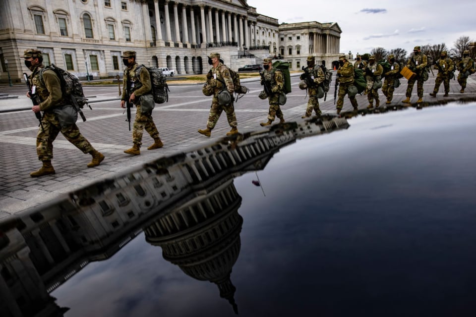 Hombre intenta entrar con credencial falsa, arma y balas al centro de Washington y es detenido