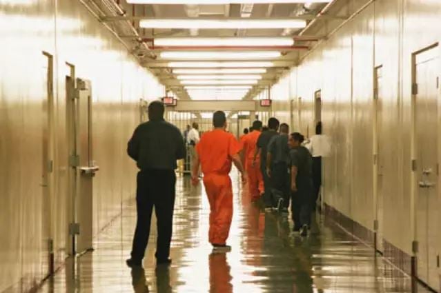 Un centenar de inmigrantes detenidos por ICE están en huelga de hambre