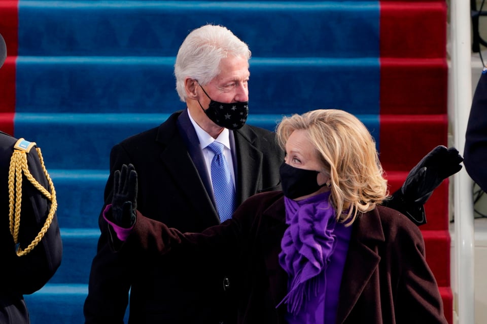 Captan al expresidente Bill Clinton ‘durmiéndose’ en la inauguración de Biden (VIDEO) featured image