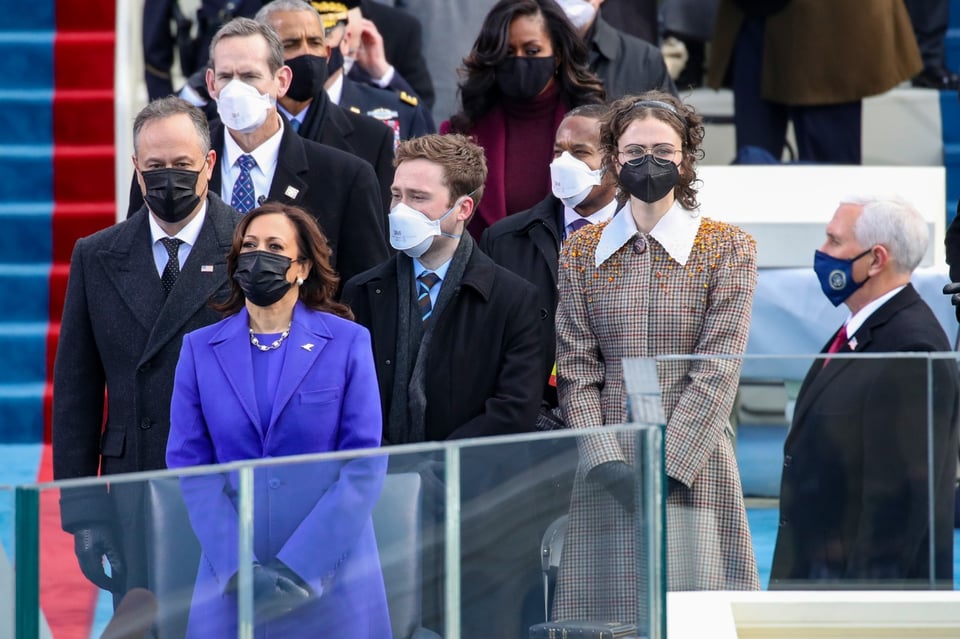 Hijastra de Kamala Harris ‘se roba los reflectores’ en la toma de posesión presidencial por su abrigo (FOTOS)