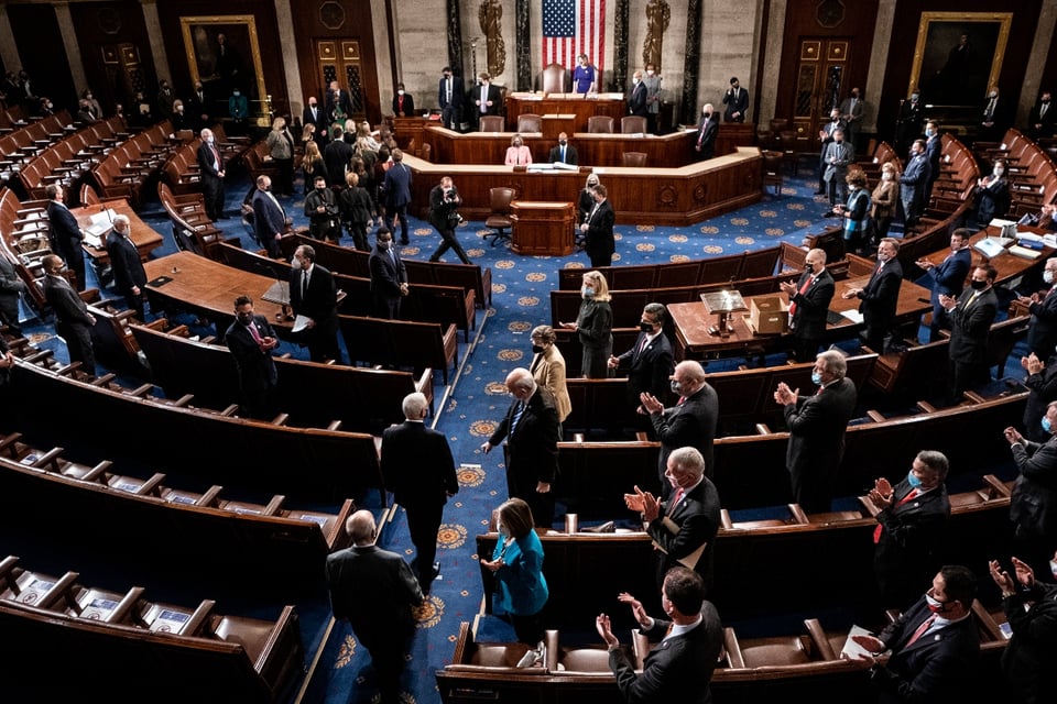 Senado reanuda sesión tras toma del Capitolio para certificar a Biden featured image