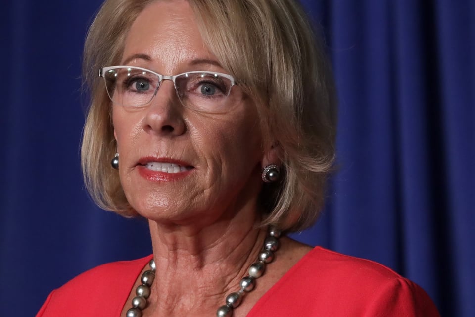 Secretaria de Educación renuncia tras ataque al Capitolio