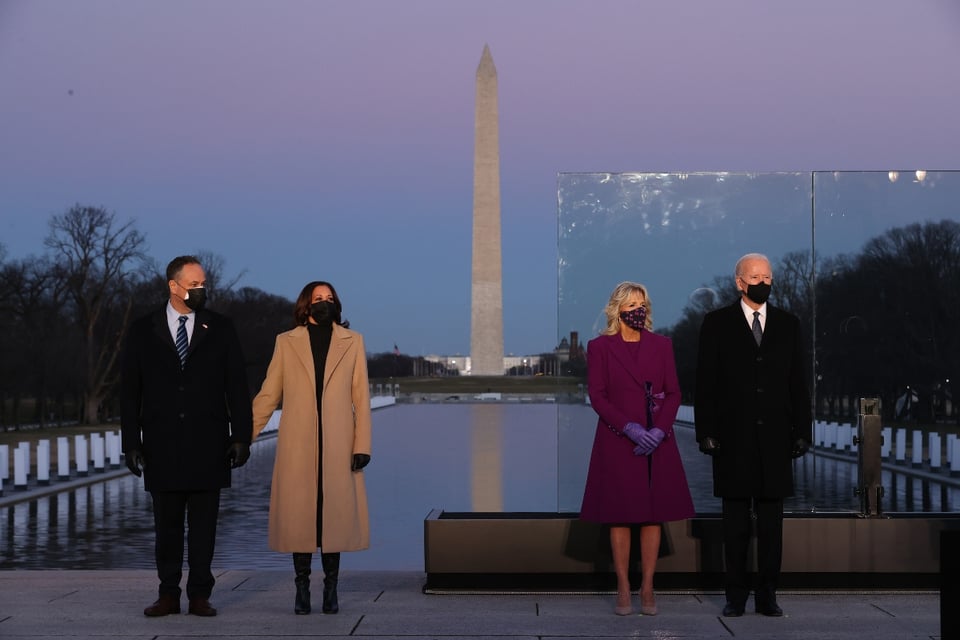 Biden y Harris homenajean a los más de 400 mil muertos por coronavirus
