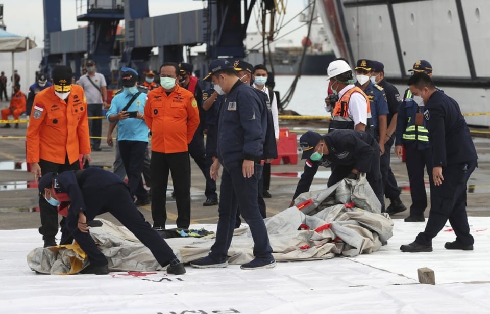 Avión Indonesia: Encuentran partes de cuerpos y escombros
