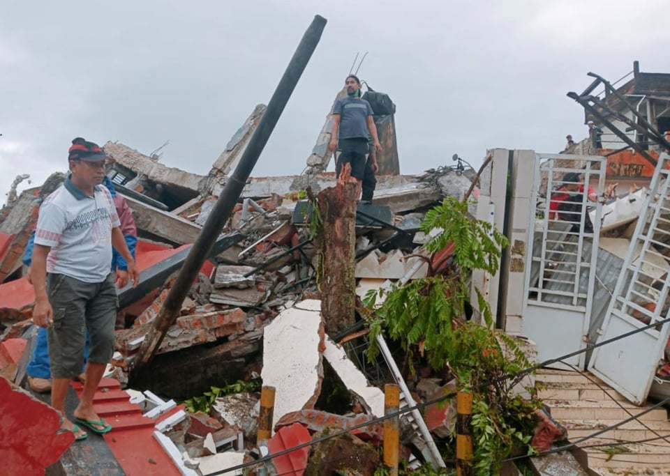 Terremoto en Indonesia deja al menos 3 muertos