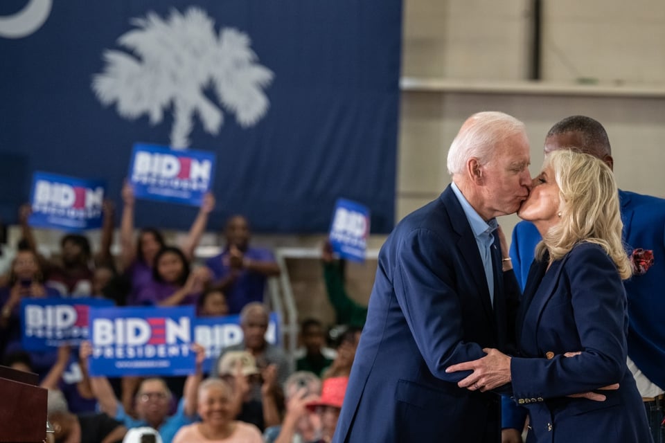 ¡Románticos! Captan beso entre Joe y Jill Biden al salir de la Casa Blanca (FOTO)