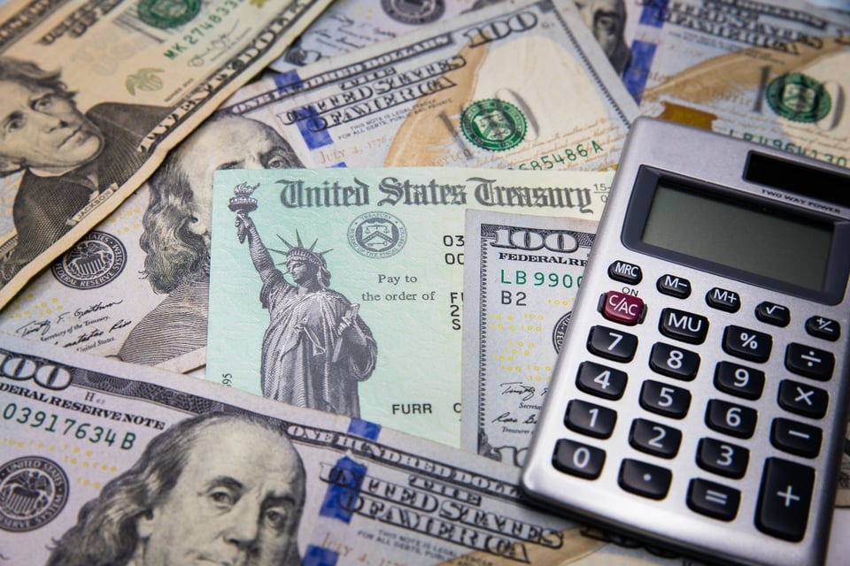 Desempleados de California tendrán que devolver cheque de ayuda por la pandemia