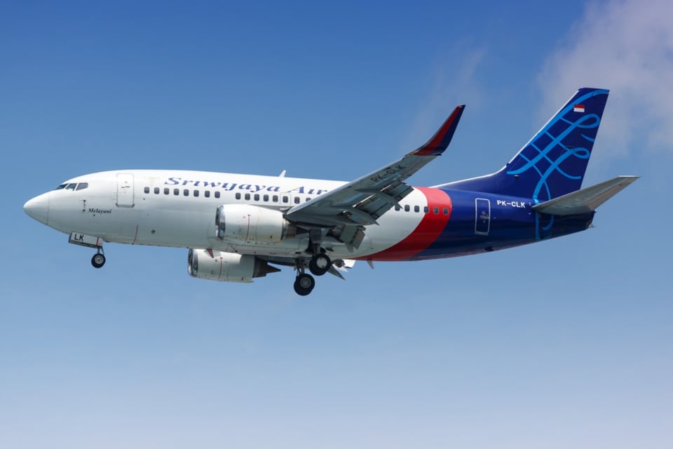 Desaparece avión con 62 personas a bordo en Indonesia