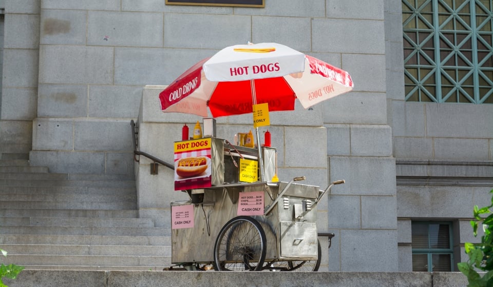 Inmigrante mexicano vende Hot Dogs durante protestas a favor de Trump