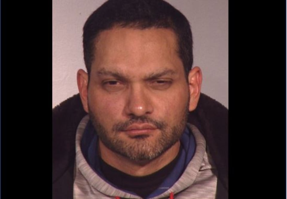 Buscan a hispano acusado de matar a su madre con un machete