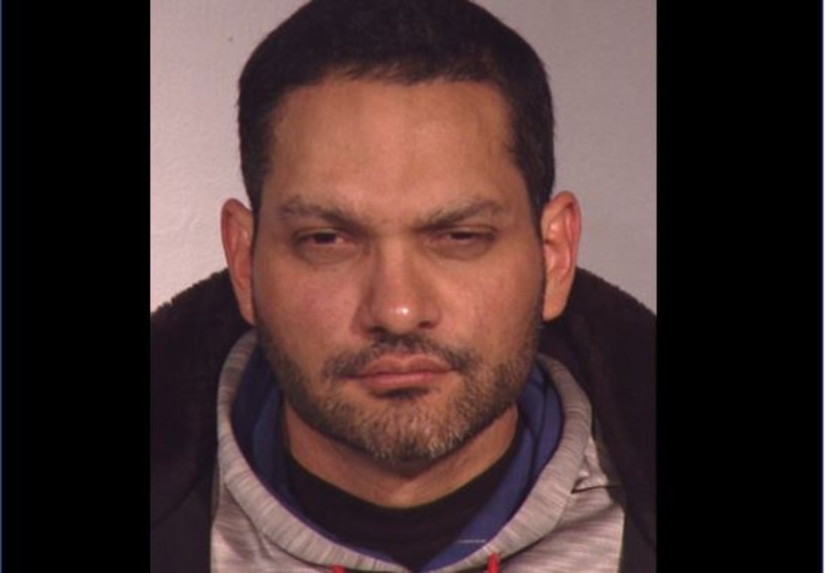 Buscan a hispano acusado de matar a su madre con un machete