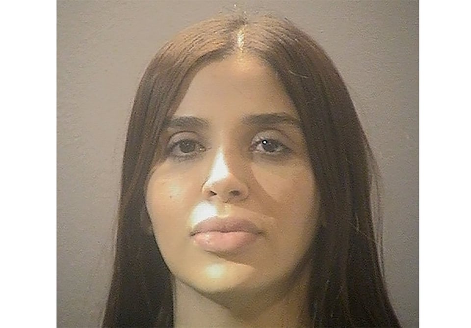 Emma Coronel seguirá detenida en la cárcel sin fianza