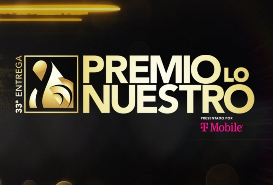 Desfilan las celebridades y sus vestuarios en la alfombra roja de Premios Lo Nuestro (FOTOS) featured image