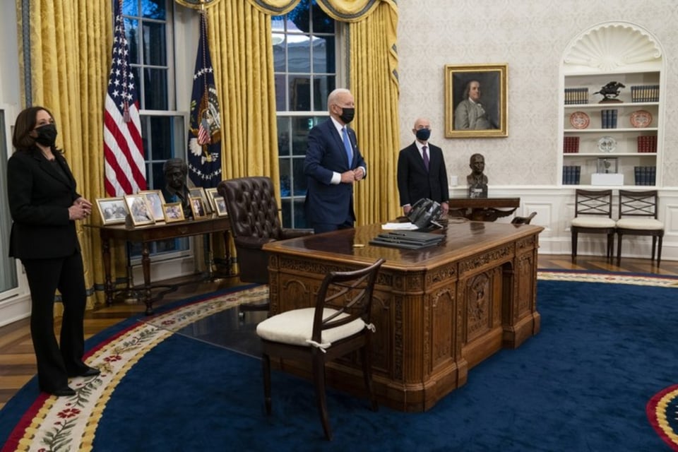 Mayoría de estadounidenses aprueba gestión de Biden, según encuesta