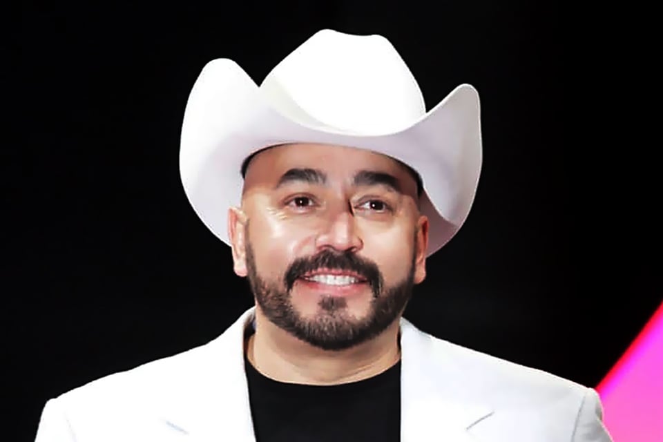 Lupillo Rivera se toma un shot de ajo crudo con limón y a su novia no le gusta