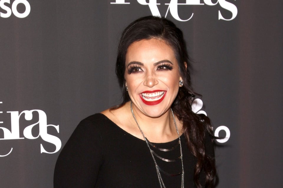 Jacqie Rivera sorprende con falda entallada y blusa pegadita a casi un año de dar a luz a su cuarto hijo