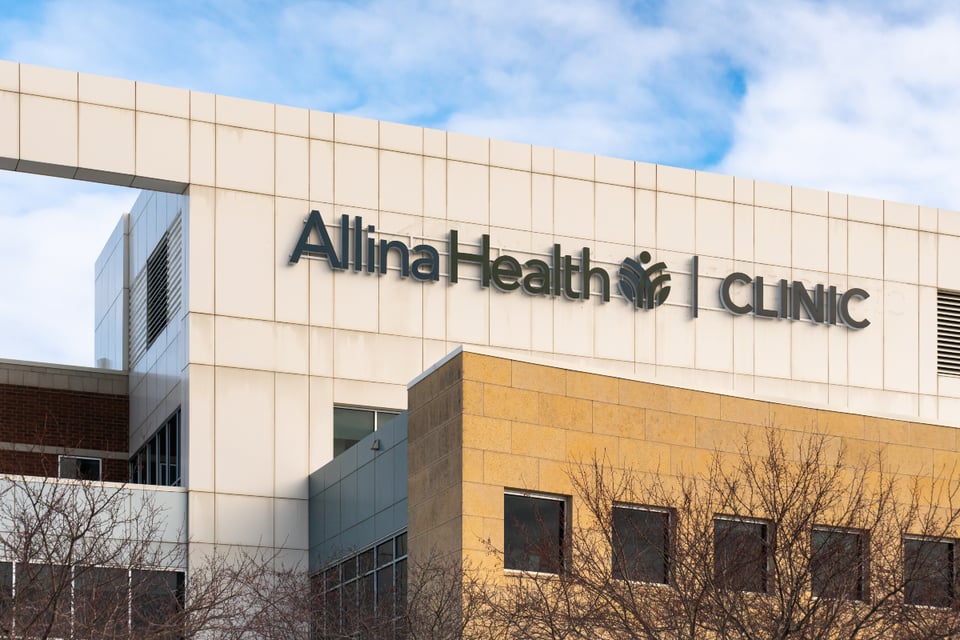 Tiroteo afuera de una clínica de Allina Health deja varios heridos