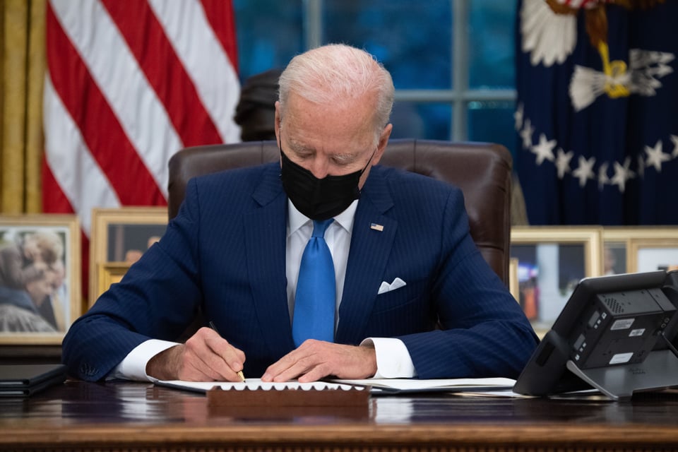 Biden firma órdenes ejecutivas para «restablecer la fe» en el sistema migratorio de EE.UU.