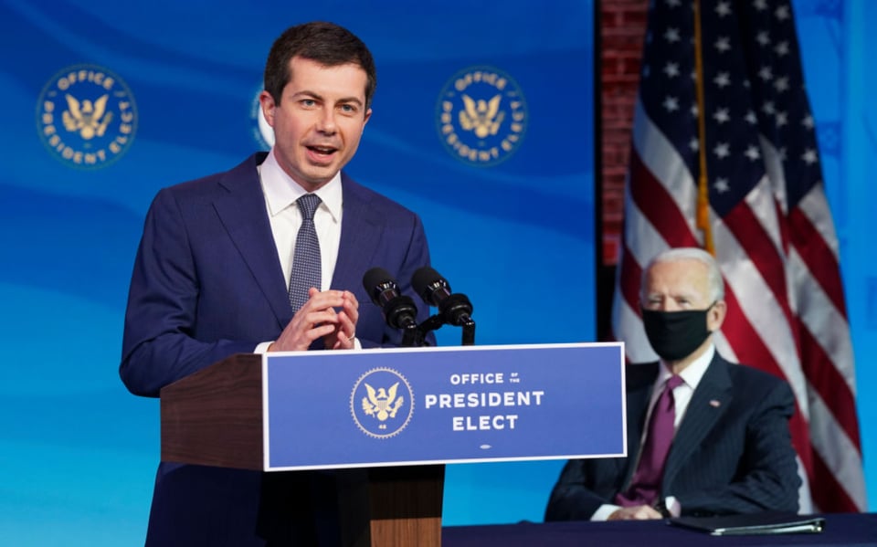 Senado confirma a Pete Buttigieg como el primer funcionario abiertamente gay en el gabinete