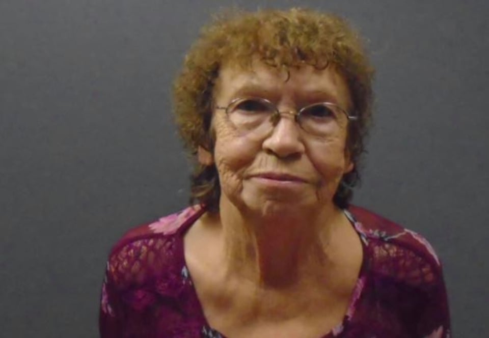 Arrestan a anciana de 74 años por golpear con martillo a su novio por dejar la TV encendida