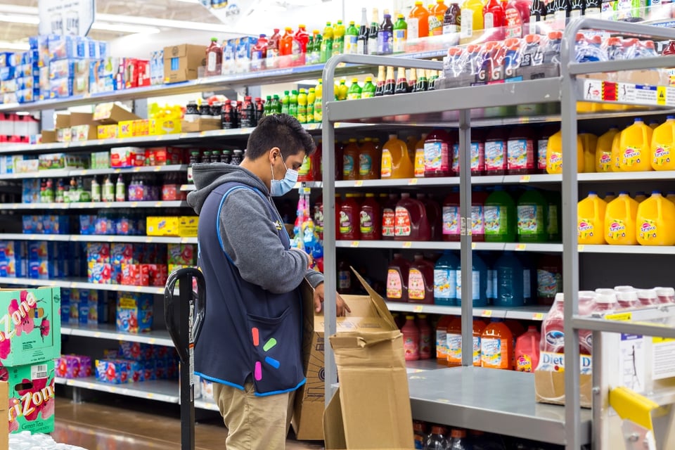 Walmart aumentará salario a $15 la hora para su empleados