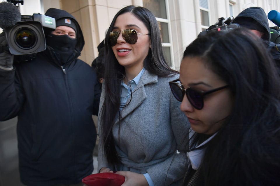 Resurge foto de Emma Coronel, esposa del Chapo desde la cama y con su trasero expuesto en apretados leggins (FOTO)