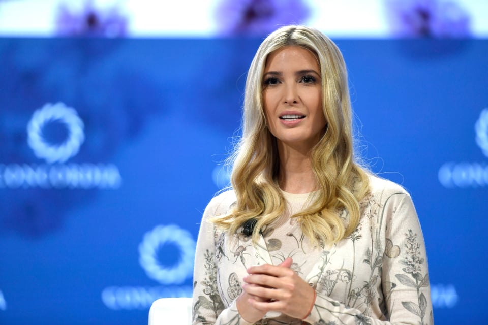 En camisón transparente, reaparece Ivanka Trump y la acusan de ratera