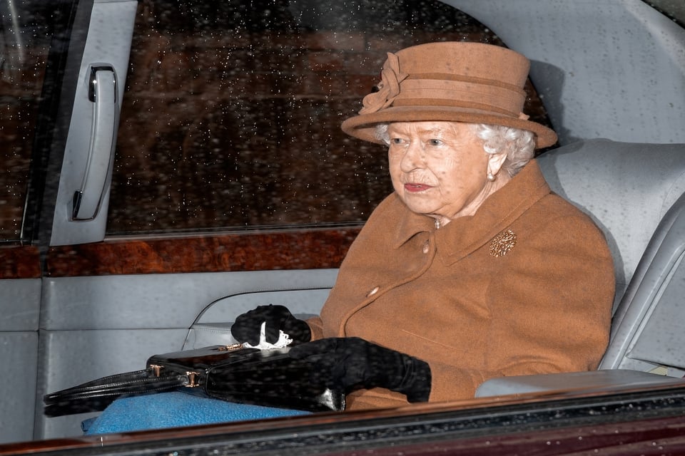 Confirman que esposo de la reina Isabel II tiene infección mientras condenan a pariente a la cárcel