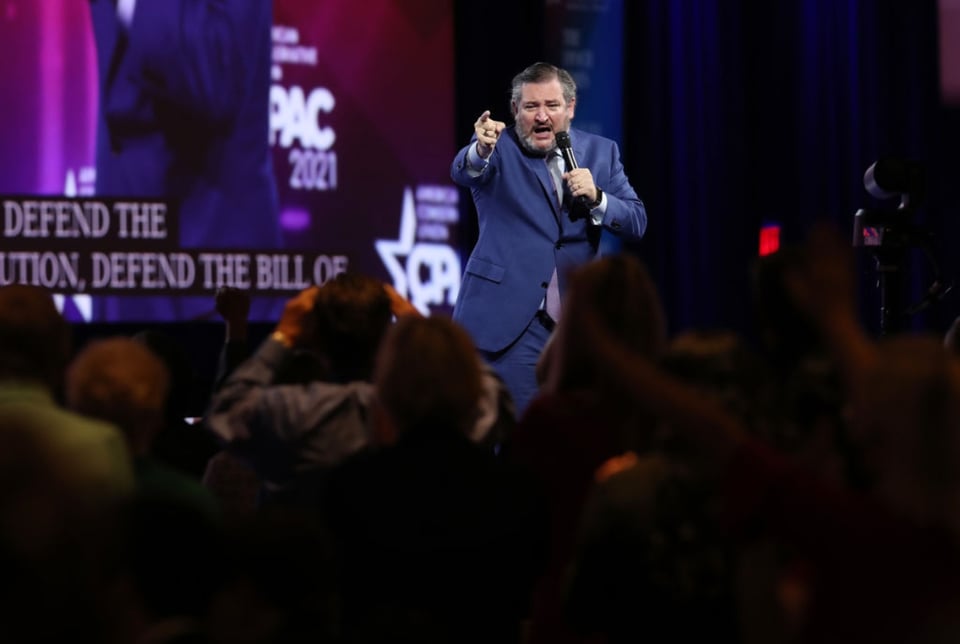 Ted Cruz se burló de AOC luego de que recogiera dinero mientras él viajaba