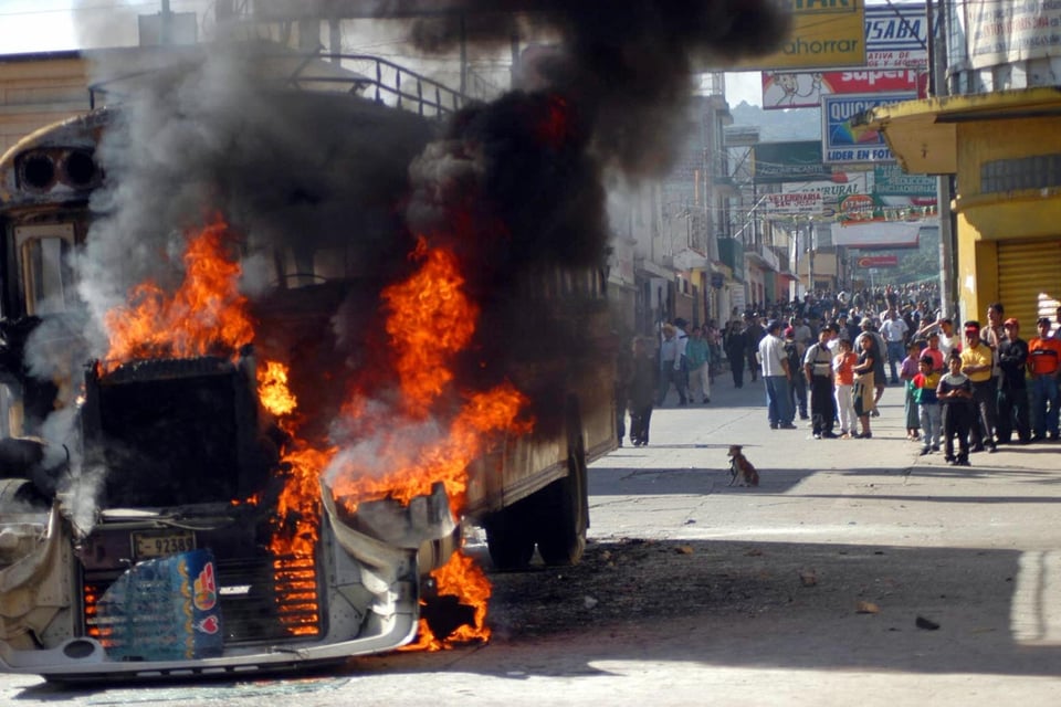 Sicarios incendian 2 camiones en zona que se disputan Caro Quintero y Los Chapitos featured image