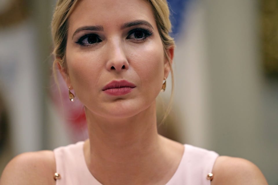 Después de aparecer en camisón transparente, Ivanka Trump es captada desde el balcón de su apartamento