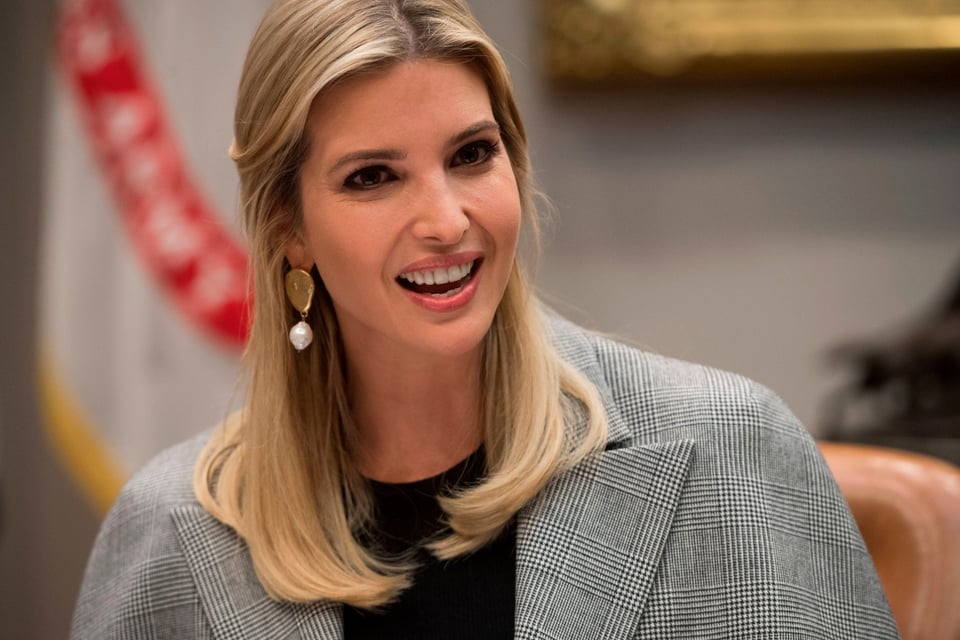 Ivanka Trump se deja ver con vestido blanco de pronunciado escote